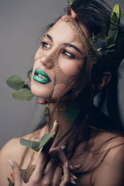 yeşil yaprakları ile perisi