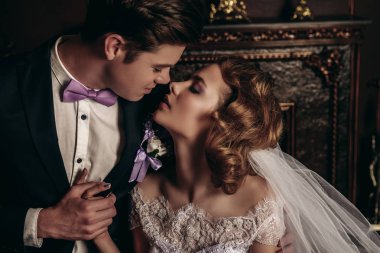 iki ihale kucaklama içinde