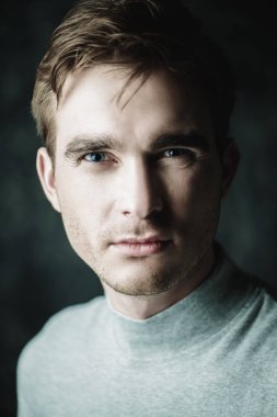 dost yakışıklı adam