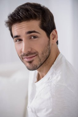 gülümseyen genç adam