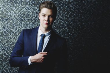 Yakışıklı genç adam.