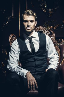 iyi giyimli adam