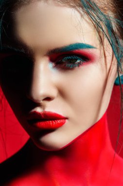 Yaratıcı makyajlı kadın