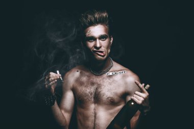 serseri üstsüz adam 