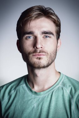 Yakışıklı genç adam.
