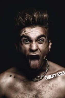 adamın dili gösterir.