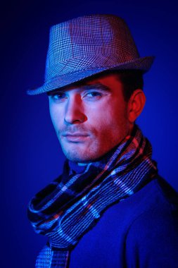 Şapkalı şık adam