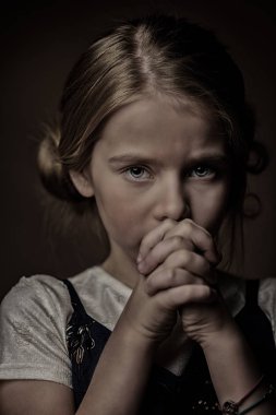 Sakin dalgın bakmak