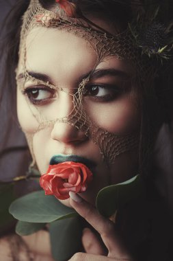 yeşil yaprakları ile kadın