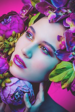 çiçeklerle çevrili