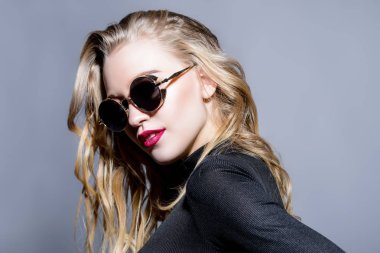 kadın siyah güneş gözlüğü