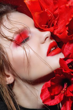 Kırmızı çiçekli Lady