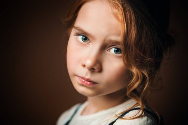 üzgün dalgın bakmak