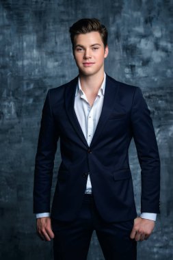 Genç ve zarif bir adam.