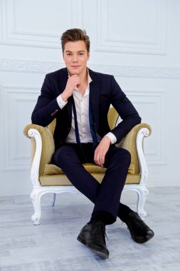 Yakışıklı genç adam.