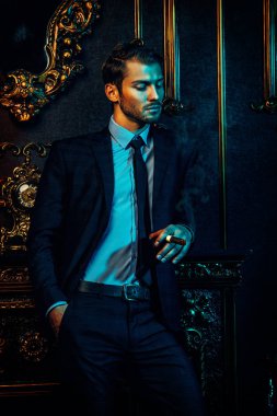 pahalı takım elbiseli adam 