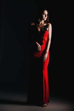Kırmızı elbiseli seksi kız