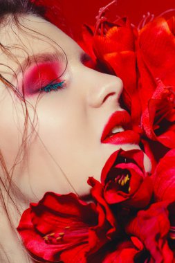 Kırmızı çiçekli kadın