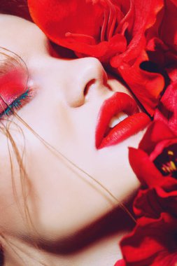 makyaj ve kırmızı çiçek