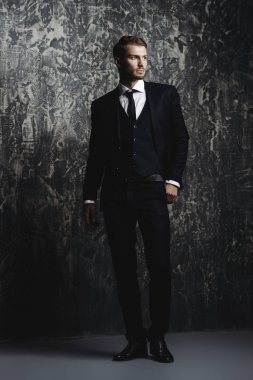 Takım Elbiseli Yakışıklı Adam