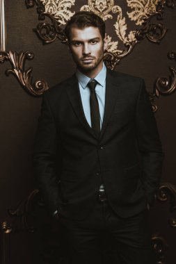 Heybetli iyi giyimli adam