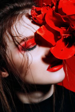 Kırmızı çiçek kız