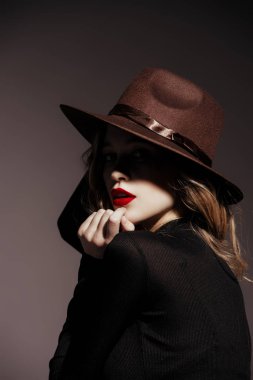 Şapkalı genç kadın.