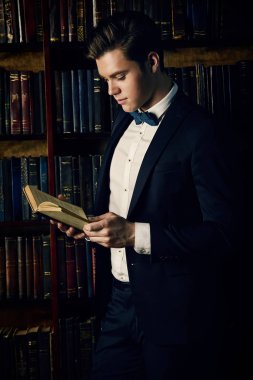 Kütüphanedeki genç adam.