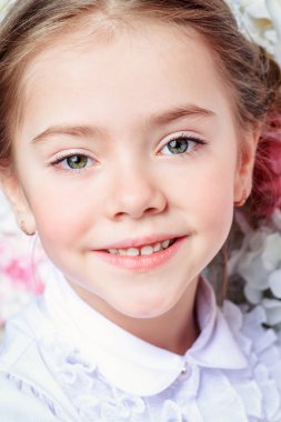 sevimli gülümseyen kız 