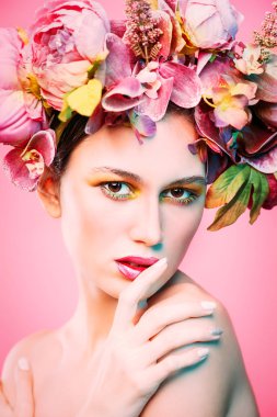 Bahar hanım çelenk içinde