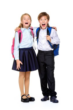 Çocuklar okul üniformalı