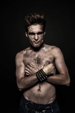 üstsüz kötü adam