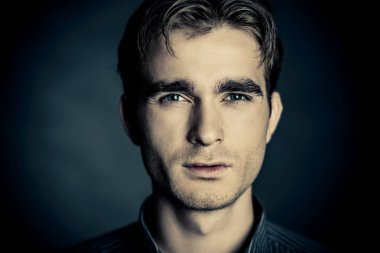 Genç adamın yüzü.