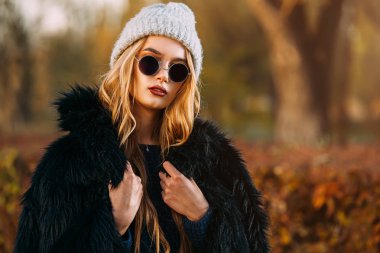 Kız parkta yürüyor