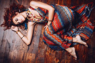 parlak renkleri ile elbise