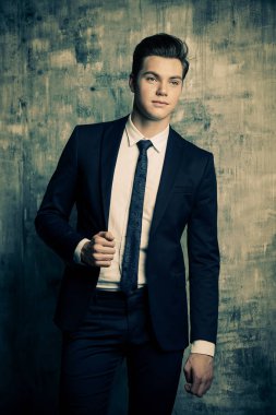 Şık elbiseli genç adam 