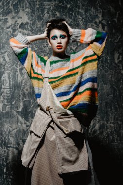 çağdaş parlak kıyafetleri