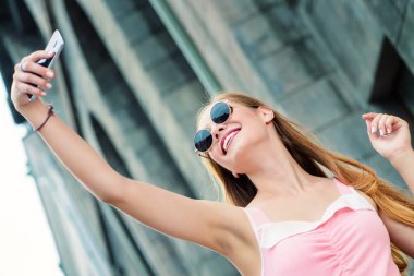 Kız selfie çekiyor.