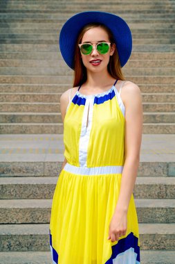 Yaz şehir etrafında yürümek