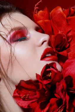 kırmızı göz farı ve ruj