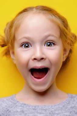 Çocuk neşeyle çığlık