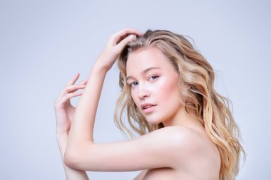 sarışın çekici görünümü ile