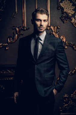 Takım elbiseli adam heybetli