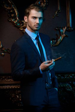 Puro ile yakışıklı adam