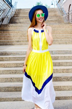 Şehir merdiven üzerinde yürümek