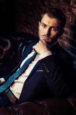 zarif iyi giyimli adam