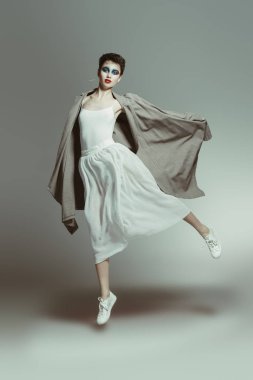 gri arka plan üzerinde atlama