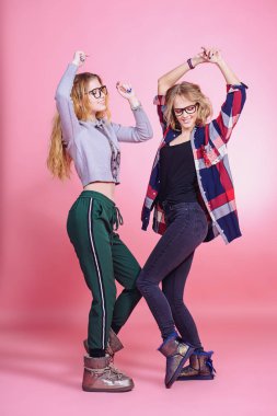 neşeli genç kadınlar