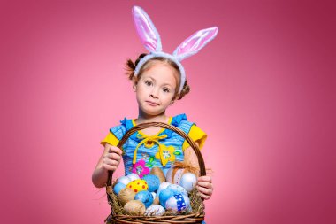 sepet boyalı yumurta dolu