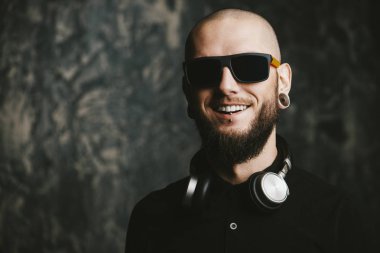 neşeli hipster adam